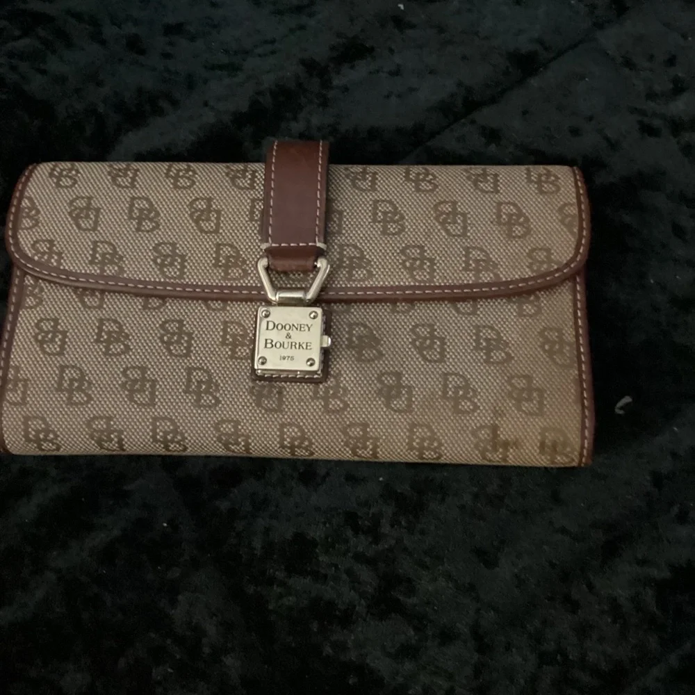 Dooney & Bourke Brown Signature 1975 Continental Wallet with Gold Plaque